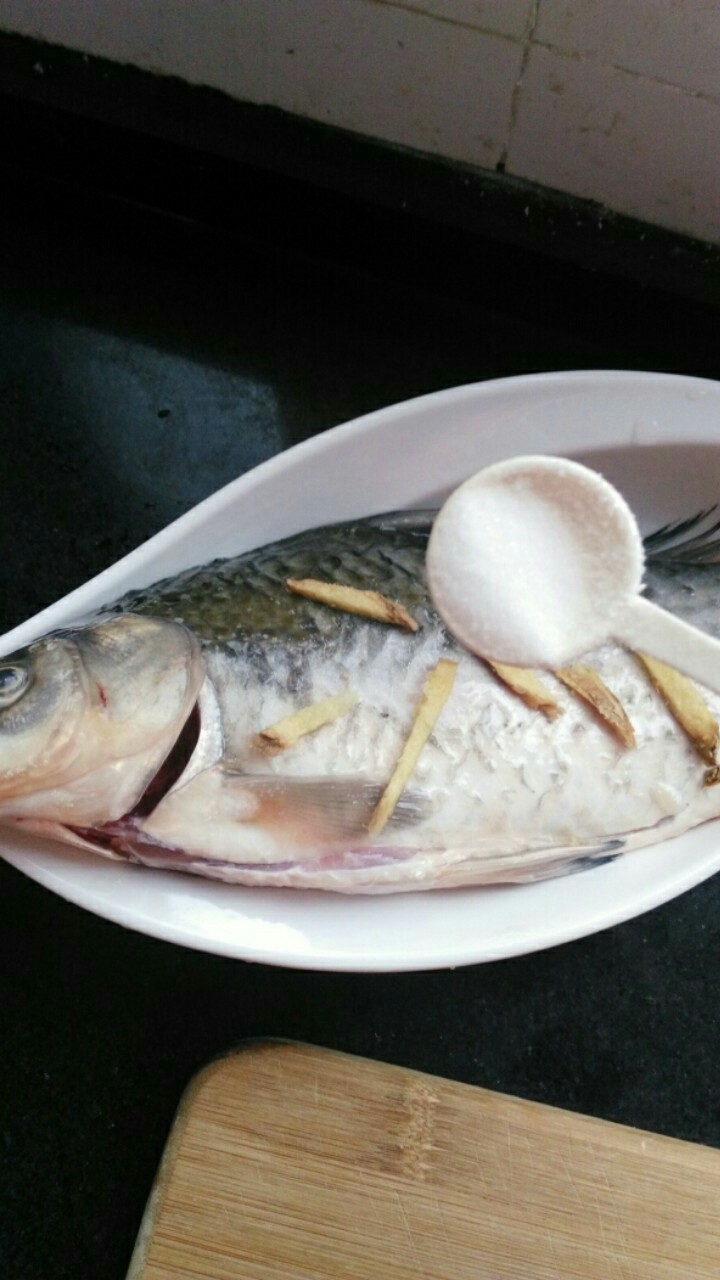≈红烧鲫鱼≈,在鱼身上撒适量盐,涂抹均匀