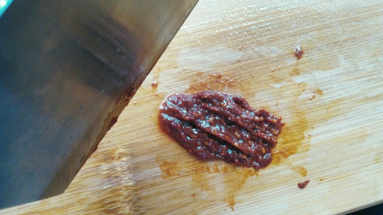 ≈红烧鲫鱼≈,取一勺<a style='color:red;display:inline-block;' href='/shicai/ 705'>豆瓣酱</a>,剁碎