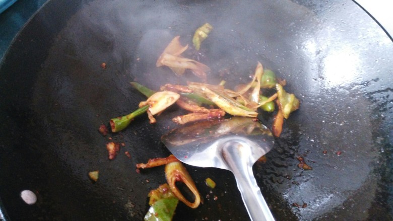 ≈红烧鲫鱼≈,接着把豆瓣酱,<a style='color:red;display:inline-block;' href='/shicai/ 2800'>生姜</a>,大蒜,青椒,大葱放入锅内炒香