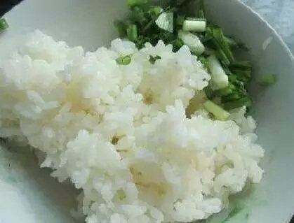 香酥米老头,将<a style='color:red;display:inline-block;' href='/shicai/ 6501'>剩米饭</a>用<a style='color:red;display:inline-block;' href='/shicai/ 3232'>香葱</a>拌好