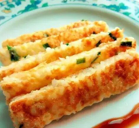 香酥米老头,小火煎至两面焦黄,切成条状即可
