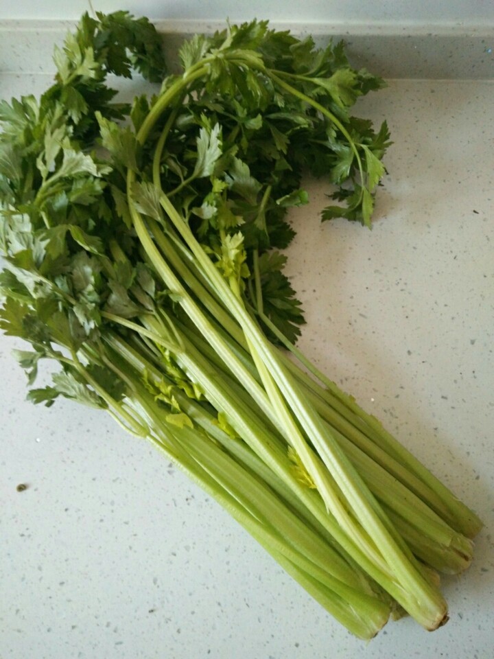 家常芹菜焖尖椒,准备<a style='color:red;display:inline-block;' href='/shicai/ 125'>芹菜</a>