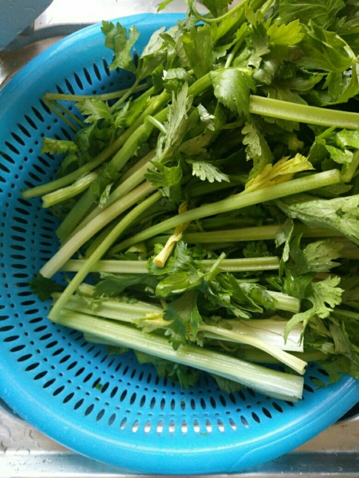 家常芹菜焖尖椒,洗净，切成二段或三段，控净水。