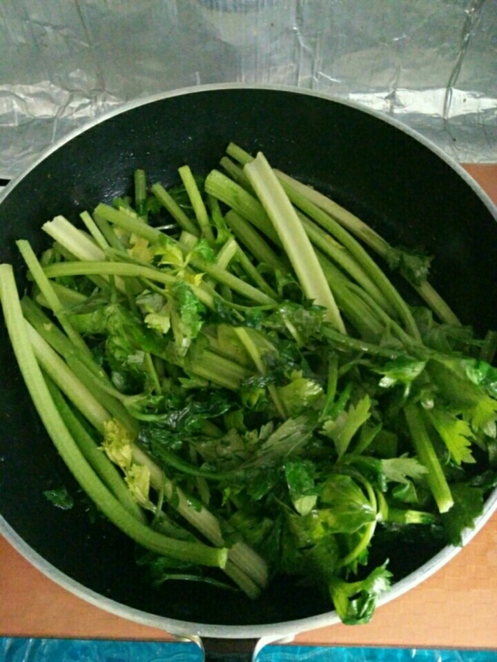 家常芹菜焖尖椒,分几次煸炒芹菜。