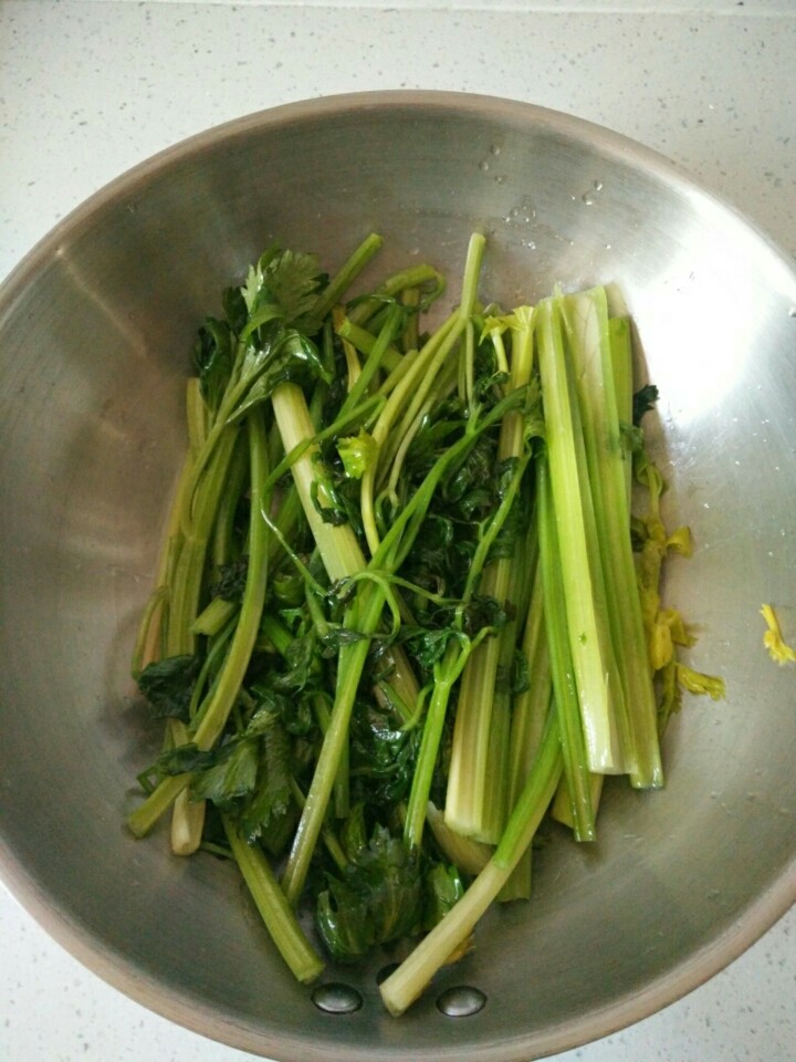 家常芹菜焖尖椒,将煸炒好的芹菜，都放入较深的锅内。