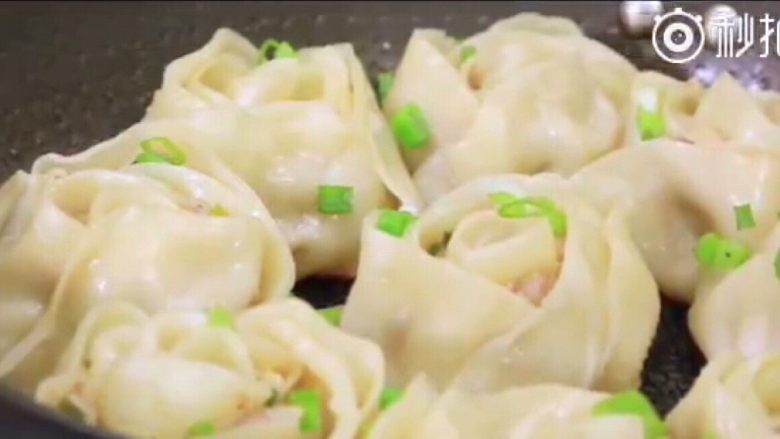 玫瑰煎饺,开盖,撒上葱花,这样就做好了。