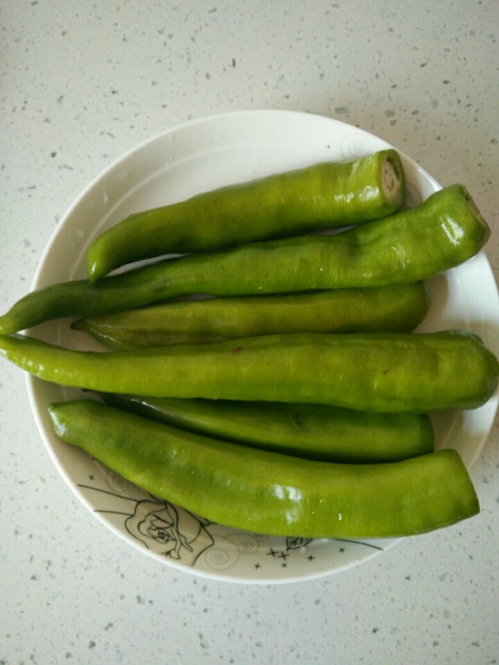 家常芹菜焖尖椒,<a style='color:red;display:inline-block;' href='/shicai/ 8778'>尖椒</a>洗净，其蒂可去掉也可不去掉，喜欢吃<a style='color:red;display:inline-block;' href='/shicai/ 8778'>尖椒</a>的可多准备些。