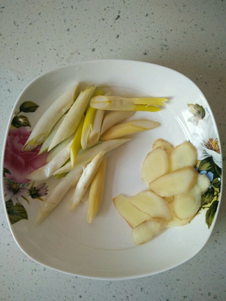 家常芹菜焖尖椒,准备葱段和姜片。