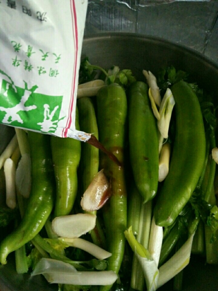 家常芹菜焖尖椒,根据口味的轻重，放入<a style='color:red;display:inline-block;' href='/shicai/ 788'>生抽</a>，我用了半袋。