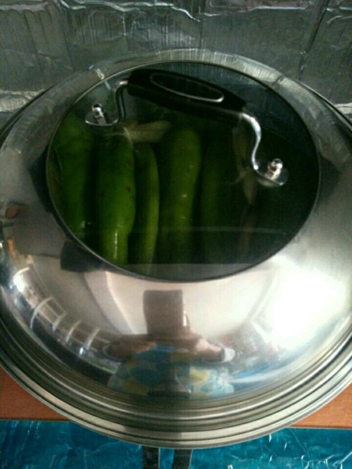 家常芹菜焖尖椒,锅盖上盖子，中火，芹菜受热受咸会产生水分，不用加水。