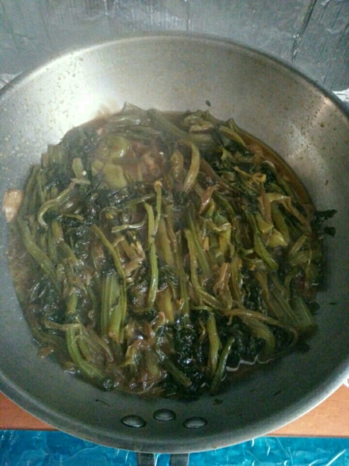 家常芹菜焖尖椒,1、注意汤汁变化，可用筷子翻面，尽量不弄碎尖椒。
2、如果芹菜已熟，汤汁过多，就拿开盖子，大火收汁，稍留一点儿汤汁，注意别糊锅。