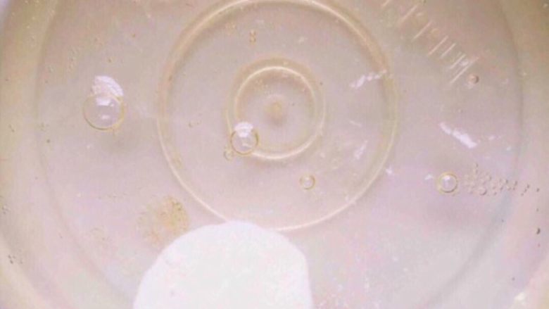 马卡龙,老蛋清2(23克)放小硅胶杯中加入一克蛋白粉,用量勺量取一克!因为此方份量已经是最少,所以你要用小的容器,小硅胶杯就可以,因为份量少,装在大的容器不好打发!
