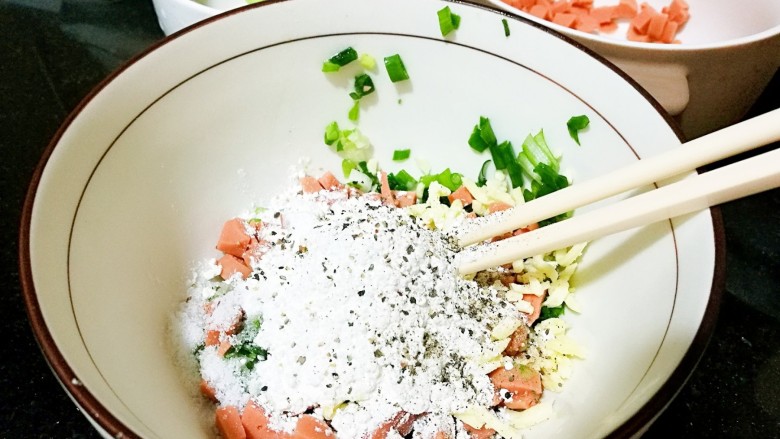 快手早餐——鸡蛋火腿肠芝士煎饼,切好的材料放在一起，加入<a style='color:red;display:inline-block;' href='/shicai/ 519'>面粉</a>、盐、黑<a style='color:red;display:inline-block;' href='/shicai/ 134400'>胡椒粒</a>