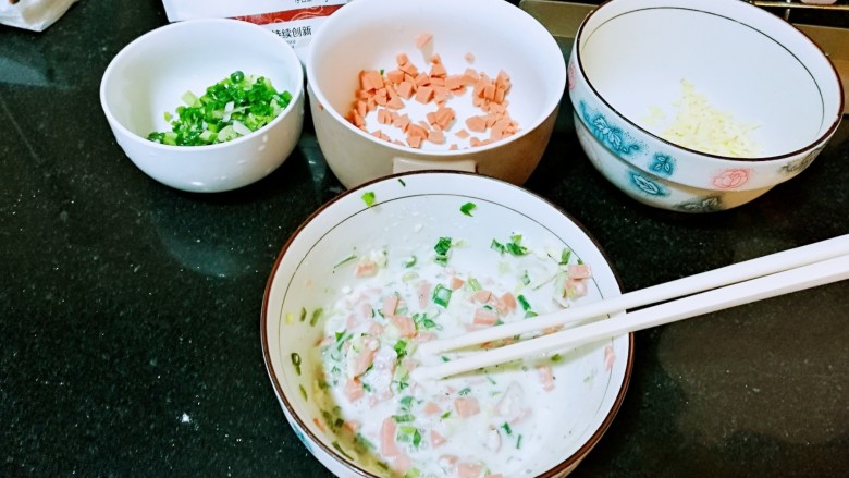 快手早餐——鸡蛋火腿肠芝士煎饼,加入<a style='color:red;display:inline-block;' href='/shicai/ 156925'>水</a>适量,拌匀成面糊状