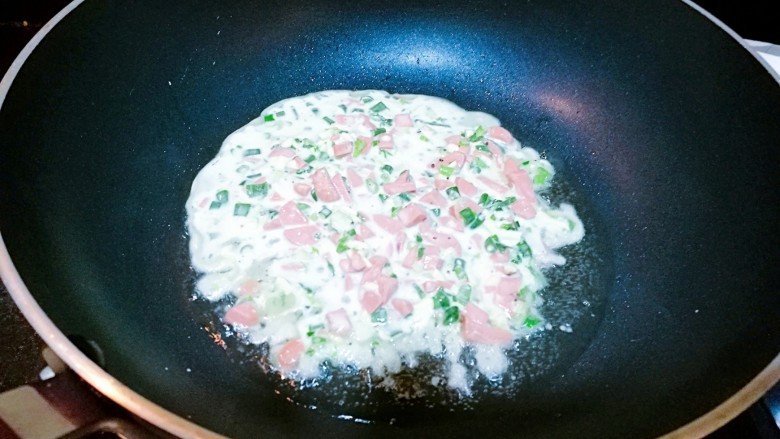 快手早餐——鸡蛋火腿肠芝士煎饼,面糊放入锅中,摊成圆形