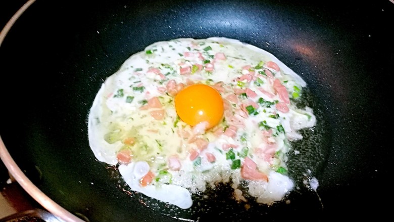 快手早餐——鸡蛋火腿肠芝士煎饼,打入<a style='color:red;display:inline-block;' href='/shicai/ 9'>鸡蛋</a>