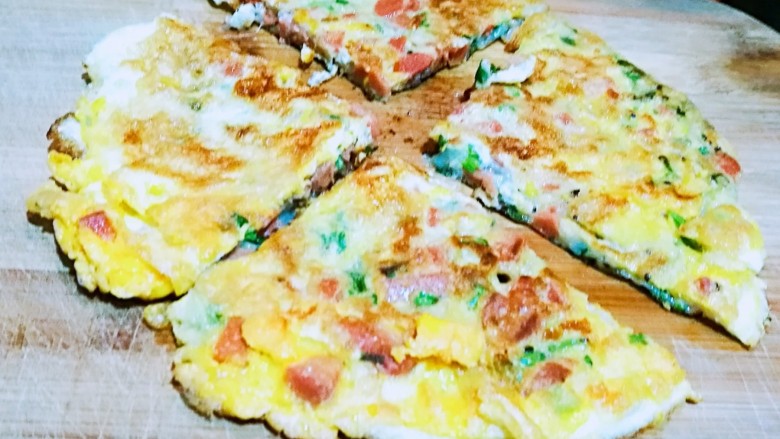 快手早餐——鸡蛋火腿肠芝士煎饼,切块装盘,享用美食吧!