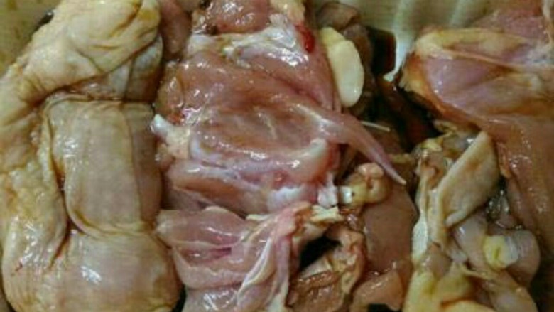 秘制蜂蜜鸡肉串,1去骨鸡腿排一片,以腌料腌一天