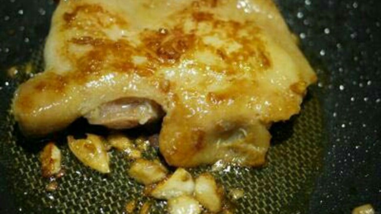 秘制蜂蜜鸡肉串,2平底锅不放油,鸡皮朝下小火慢煎