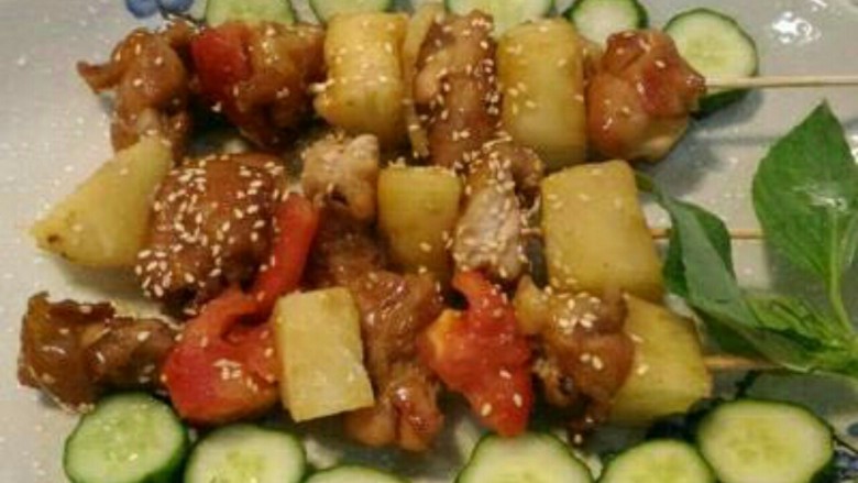 秘制蜂蜜鸡肉串,7涂上”涂酱”(沾食也可),洒上白芝麻