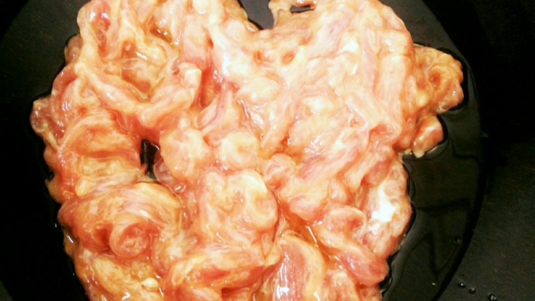 京酱肉丝,下面就起火开炒啦
热锅凉油把浆好的肉丝下锅,下锅后先不要着急动,等下面微微凝固后再开始翻动,不然容易脱糊