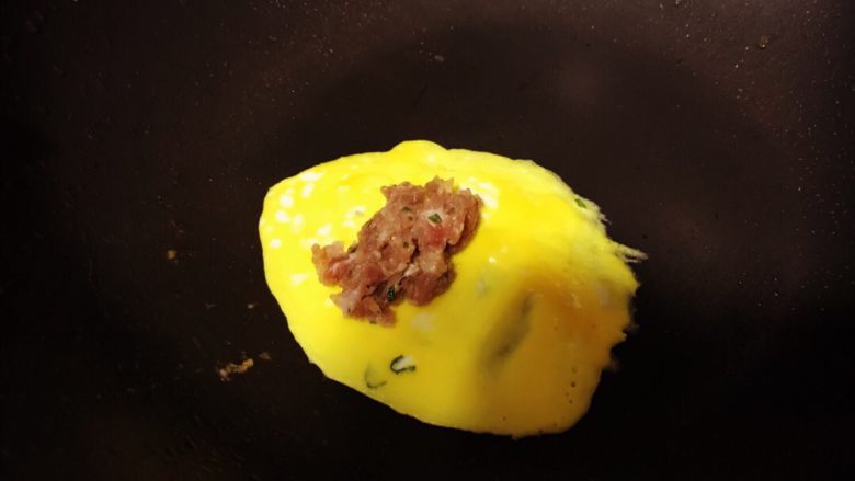 洋葱牌蛋饺,蛋饺
1、选用上等黑猪前腿肉剁碎成肉泥,放些生姜、葱、 胡椒粉、盐调制成馅备用。
2、按两个<a style='color:red;display:inline-block;' href='/shicai/ 9'>鸡蛋</a>一个<a style='color:red;display:inline-block;' href='/shicai/ 11'>鸭蛋</a>的比例调制好蛋液,蛋液里可以稍放点儿葱花和盐,也可以不放,任自喜好。
3、平底锅、微小火,放丁点儿油,在锅微热是将蛋液淋下去摊成饺子皮大小的圆型,半干时将肉馅放下去,将蛋皮对折,并用勺子按压周边,直到完全粘合在一起就可以盛出来备用了。
鸡汤煨蛋饺
1、老母鸡半只,熬高汤备用(至少熬2小时)。
2、鸡汤熬好后盛入砂锅煮开,放入蛋饺、鲜笋丝煮5-8分钟即可食用。
大骨汤萝卜丝蛋饺煲
1、选上等筒骨熬制2小时取其汤备用;
2、将大骨汤盛进砂锅大火烧开后,依次放入蛋饺、萝卜丝煮3-5分钟调味即可食用。
个人感觉这两道菜都是极其需要耐心的菜,如果是做给自己吃,光是做的过程就已经要将自己的心融化了,那种慢工出细活的感觉,就是一个抚慰自己的过程,最后喝上一口热气腾腾的汤,吃上一口无懈可击的蛋饺,谁人还能将你击败?谁人还能将你左右?你,完全属于你自己!
当然,如果是有人特意亲手做给你吃,那么,你对他而言,也是集他万千宠爱于你一身了!
我爸每年除夕都会做蛋饺,所以这道菜,我是在旁边看会的。
今天早上做完蛋饺从厨房出来,发儿呵呵先生已经倒沙发上睡着了!I Love You,My baby !