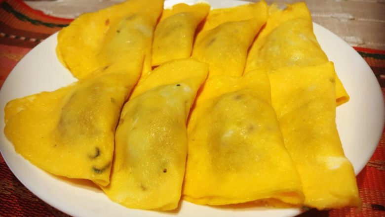 洋葱牌蛋饺,蛋饺
1、选用上等黑猪前腿肉剁碎成肉泥,放些生姜、葱、 胡椒粉、盐调制成馅备用。
2、按两个鸡蛋一个鸭蛋的比例调制好蛋液,蛋液里可以稍放点儿葱花和盐,也可以不放,任自喜好。
3、平底锅、微小火,放丁点儿油,在锅微热是将蛋液淋下去摊成饺子皮大小的圆型,半干时将肉馅放下去,将蛋皮对折,并用勺子按压周边,直到完全粘合在一起就可以盛出来备用了。
鸡汤煨蛋饺
1、老母鸡半只,熬高汤备用(至少熬2小时)。
2、鸡汤熬好后盛入砂锅煮开,放入蛋饺、鲜笋丝煮5-8分钟即可食用。
大骨汤萝卜丝蛋饺煲
1、选上等筒骨熬制2小时取其汤备用;
2、将大骨汤盛进砂锅大火烧开后,依次放入蛋饺、萝卜丝煮3-5分钟调味即可食用。
个人感觉这两道菜都是极其需要耐心的菜,如果是做给自己吃,光是做的过程就已经要将自己的心融化了,那种慢工出细活的感觉,就是一个抚慰自己的过程,最后喝上一口热气腾腾的汤,吃上一口无懈可击的蛋饺,谁人还能将你击败?谁人还能将你左右?你,完全属于你自己!
当然,如果是有人特意亲手做给你吃,那么,你对他而言,也是集他万千宠爱于你一身了!
我爸每年除夕都会做蛋饺,所以这道菜,我是在旁边看会的。
今天早上做完蛋饺从厨房出来,发儿呵呵先生已经倒沙发上睡着了!I Love You,My baby !