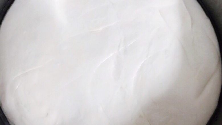 萝卜香菇鸡蛋包,<a style='color:red;display:inline-block;' href='/shicai/ 731'>酵母</a>用温<a style='color:red;display:inline-block;' href='/shicai/ 156925'>水</a>化开后，倒入<a style='color:red;display:inline-block;' href='/shicai/ 519'>面粉</a>里再加入<a style='color:red;display:inline-block;' href='/shicai/ 156925'>水</a>和少许盐一起搅拌，直到表面光滑后，醒发一小时。