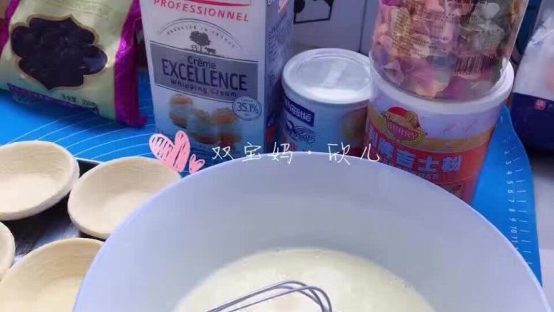 蝴蝶面蛋挞,奶油、炼奶、<a style='color:red;display:inline-block;' href='/shicai/ 9'>鸡蛋</a>，打匀