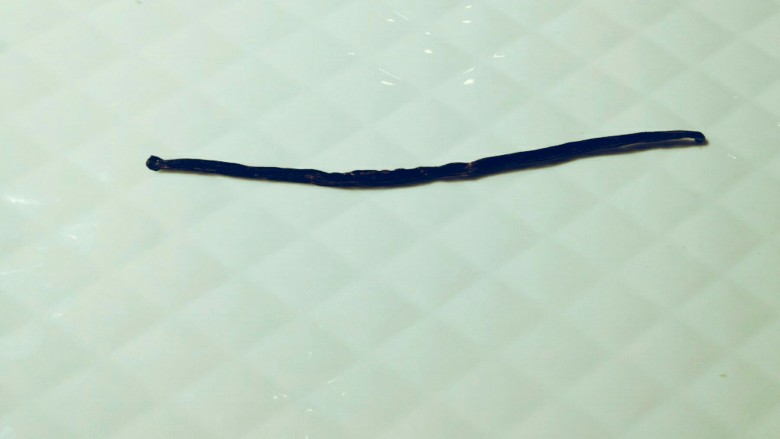 奶酪三明治,<a style='color:red;display:inline-block;' href='/shicai/ 820'>香草荚</a>切三分之一，把里面的香草籽用刀刮入奶酪酱。如果没有<a style='color:red;display:inline-block;' href='/shicai/ 820'>香草荚</a>可以用香草精代替。如果你不喜好奶香味可以加一点果酱也行。就是调一点香味进到奶酪酱里。