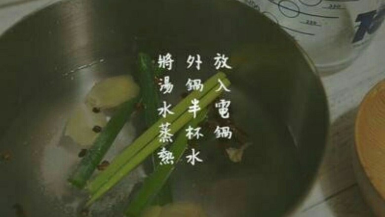 东北酸菜白肉锅,高汤煮热再加入猪肉块