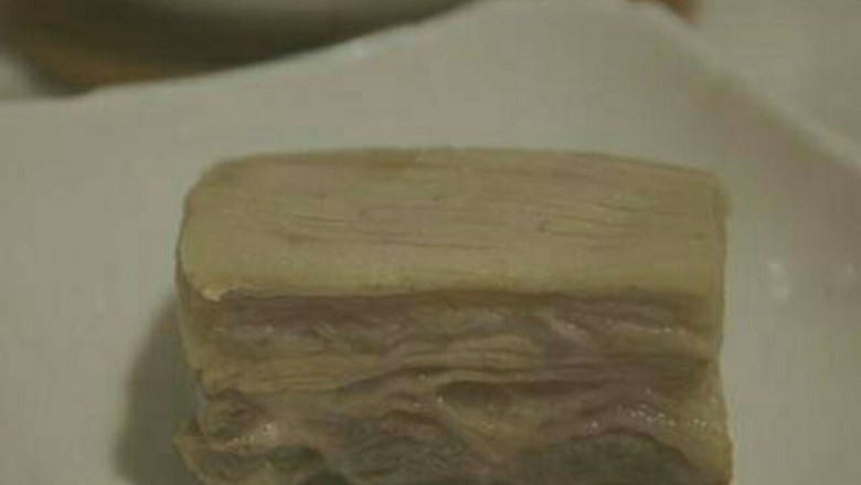 东北酸菜白肉锅,熟透的猪肉块取出,放凉备切