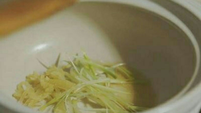 东北酸菜白肉锅,加油,入锅爆香