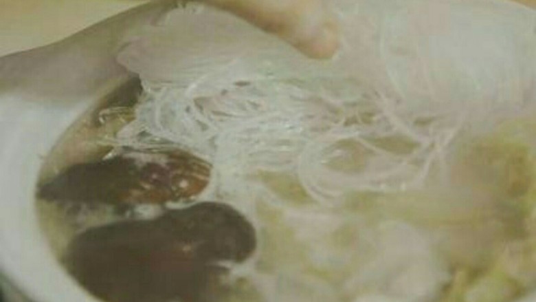 东北酸菜白肉锅,加入泡水后的冬粉