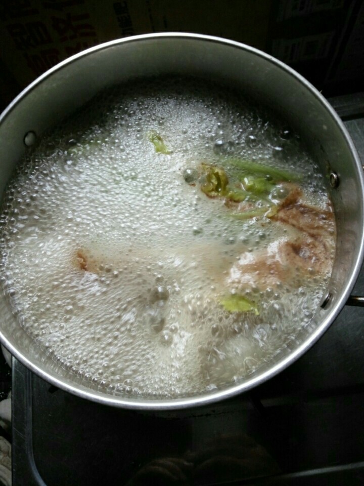 牛骨汤,烧开后,把血沫去倒,把醋加入,转小火煮2小时。