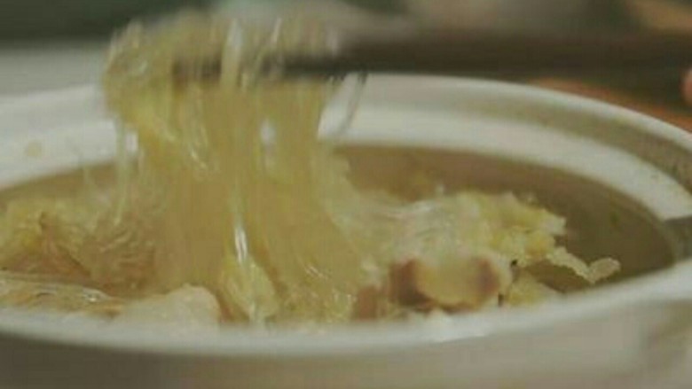 东北酸菜白肉锅,滚软后开动