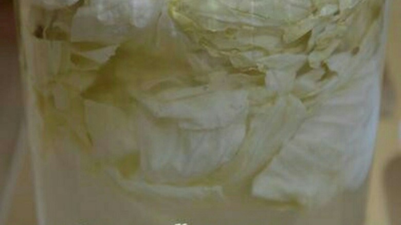 四川泡菜,酸爽带劲 (生水版)
,二周后,原本塞满的高丽菜 变软往上浮了