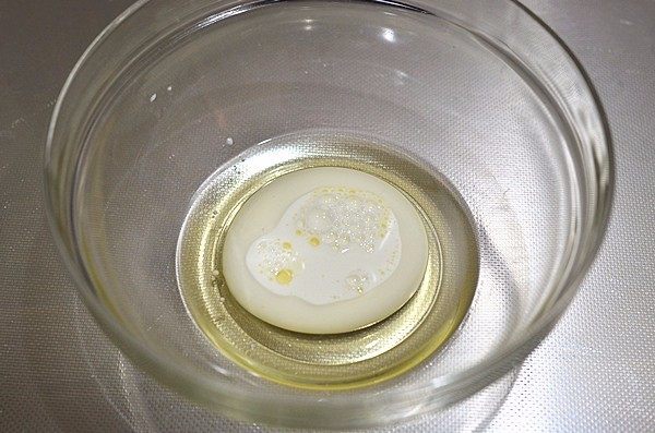 香葱肉松戚风,玉米油和牛奶混合搅拌均匀。