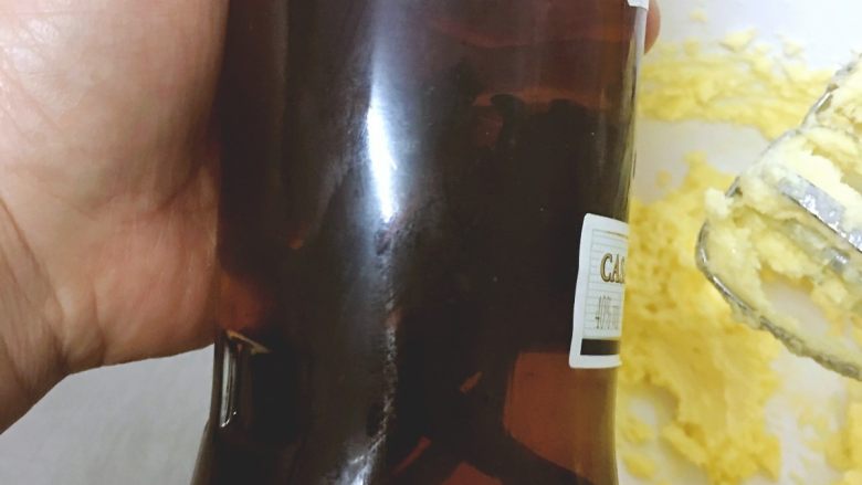 杏仁小饼干,加入香草酒，拌均匀。