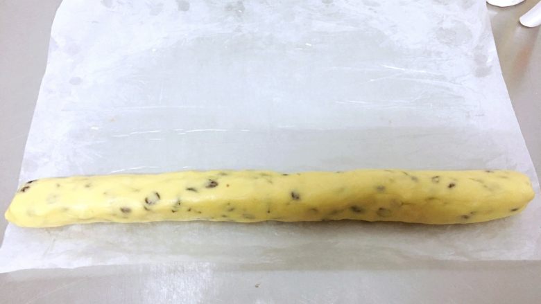 杏仁小饼干,把混合好的面团，在油纸上面揉成圆柱形
