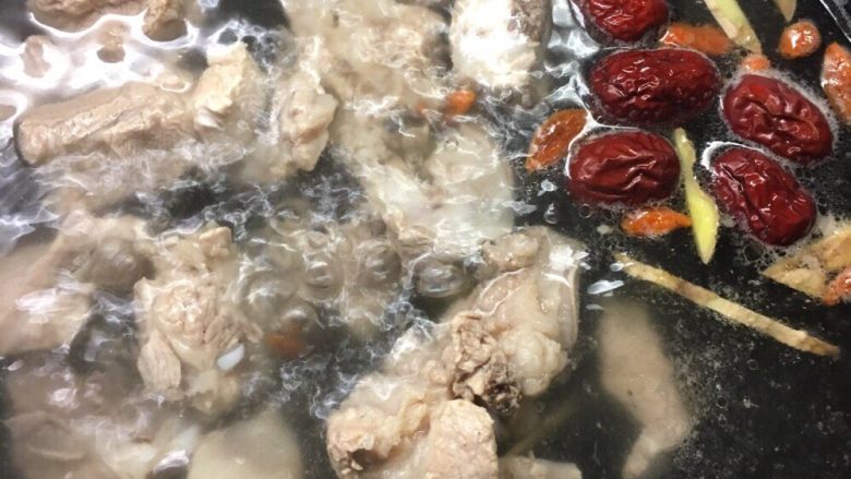 山药红枣排骨汤,将水烧开,后把准备好的排骨,红枣,枸杞,姜片入锅炖煮(这里用砂锅炖煮是比较好的)