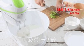 无添加|菠菜蜂蜜蒸糕,将菠菜叶切碎,使用厨房纸巾吸干水份。