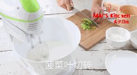 无添加｜菠菜蜂蜜蒸糕,将菠菜叶切碎，使用厨房纸巾吸干水份。