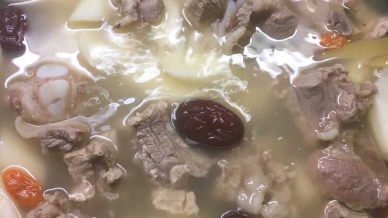 山药红枣排骨汤,加入山药继续熬煮
