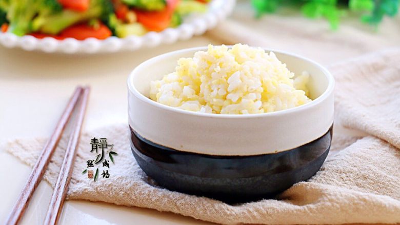 胡萝卜炒西兰花,配上一小碗两米饭,美美地开动!