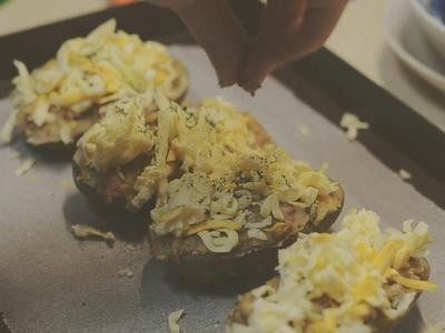 培根起司马铃薯,放上起司、巴西里
加热至起司溶化即可
(烤箱:0210度10分钟、电锅:马铃薯下需垫纸巾数张,外锅半杯水)