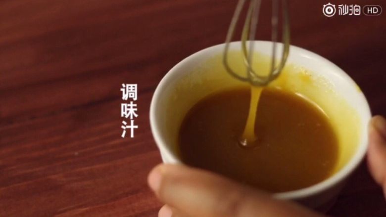 火腿芝士猴面包果,往调味杯里放入<a style='color:red;display:inline-block;' href='/shicai/ 865'>蜂蜜</a>、<a style='color:red;display:inline-block;' href='/shicai/ 93610'>黄芥末</a>。调味汁