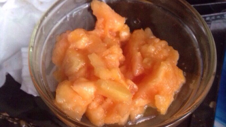 木瓜牛奶,<a style='color:red;display:inline-block;' href='/shicai/ 590'>木瓜</a>切碎备用