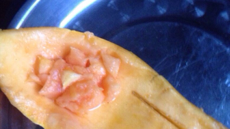 木瓜牛奶,把木瓜丁放入木瓜皮上