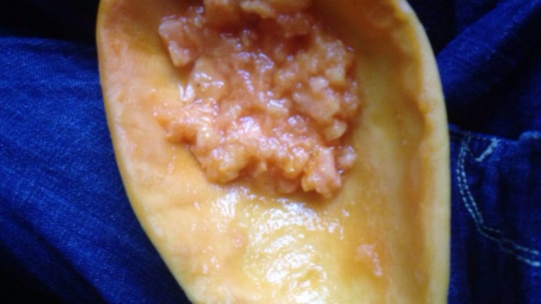 木瓜牛奶,在放在木瓜皮上